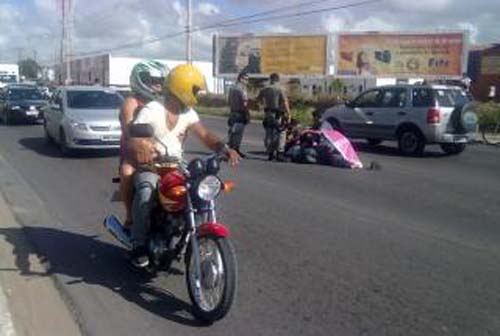 Após zigue-zague na pista, motociclista bate em ônibus e morre na AL-110