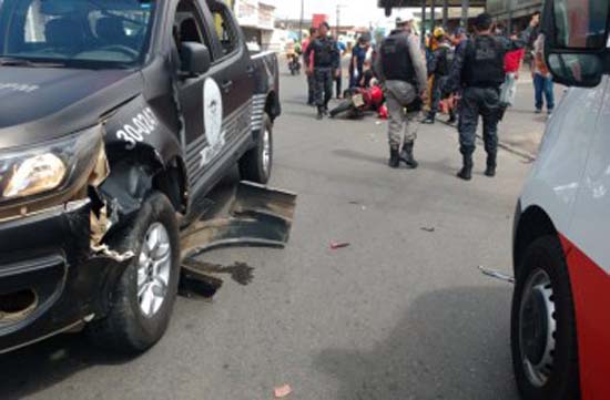 Casal fica ferido após colisão de motocicleta com viatura da polícia, em Arapiraca