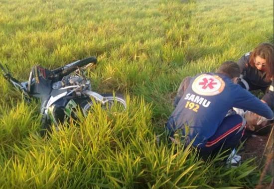Motociclista perde o controle e colide com estaca de cimento na AL-115
