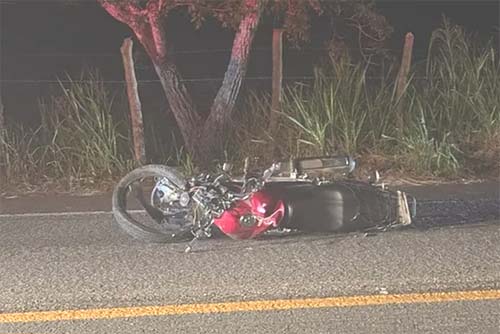 Motociclista morre e garupa fica ferido após colisão com viatura da Polícia Civil no interior de Alagoas