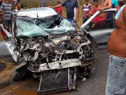 Colisão entre carro e caminhão deixa três pessoas feridas na AL-210