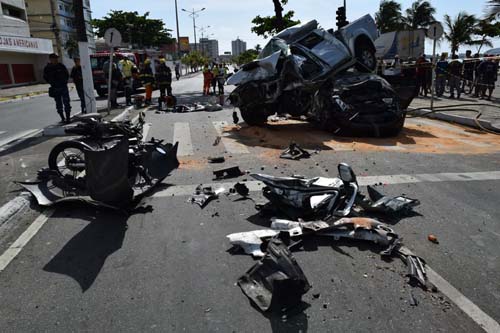 Acidente envolvendo seis veículos deixa uma pessoa morta e quatro feridas
