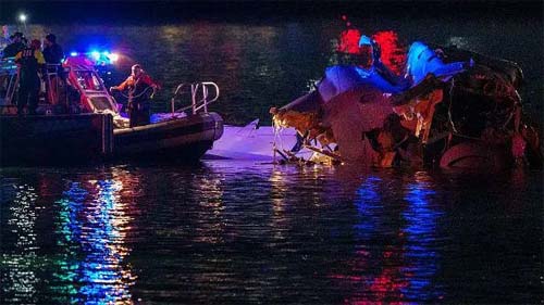 Caixas-pretas de avião que colidiu com helicóptero nos EUA são recuperadas