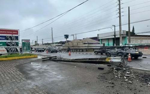 Ônibus escolar causa acidente e derruba poste de energia na Avenida Menino Marcelo em Maceió