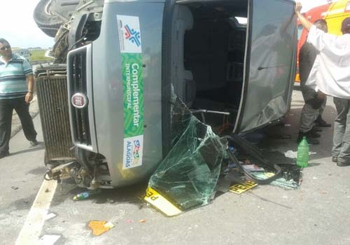 Acidente com van deixa feridos na AL-101 Sul, na Barra de São Miguel