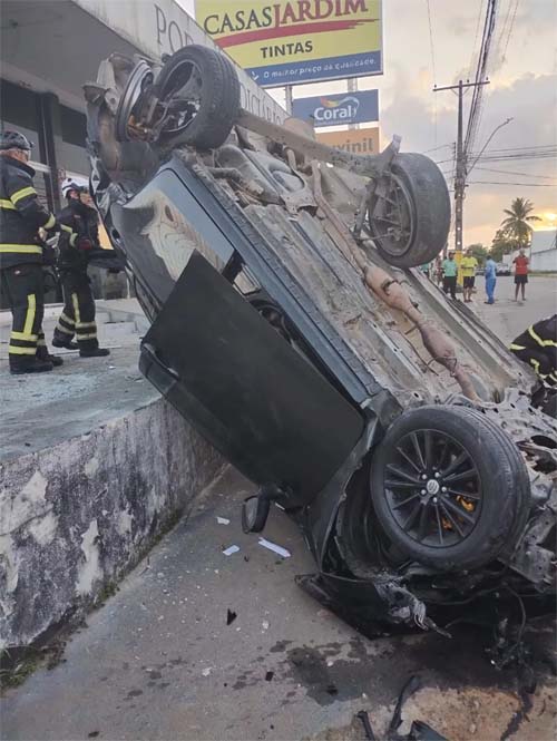 Capotamento de veículo deixa quatro feridos e trânsito lento em Maceió