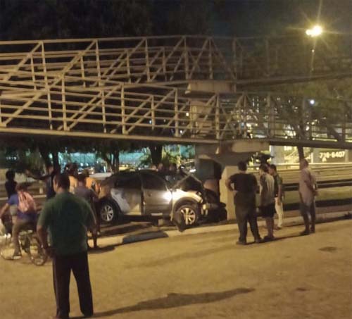 Motorista fica preso às ferragens após colidir carro com passarela