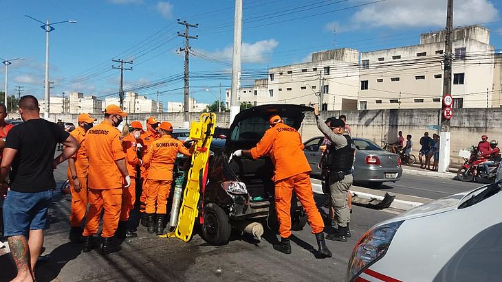 Acidente entre caminhão, carros e motos deixa feridos no Benedito Bentes