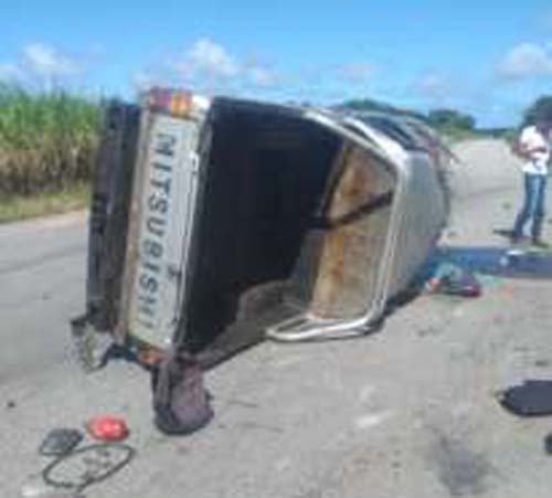 Homem de 47 anos morre em capotamento no Benedito Bentes; dois ficam feridos