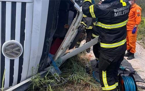 Motorista fica preso às ferragens após veículo tombar na BR-104