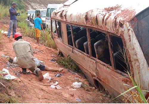 Micro-ônibus tomba e deixa 10 feridos em São Miguel dos Campos 