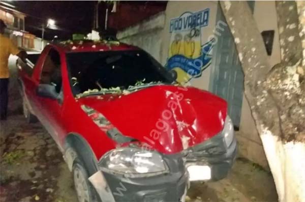 Motorista sai ileso após colisão com arvore em Boca da Mata