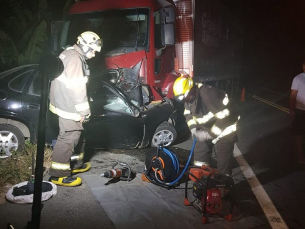Motorista morre após colidir com caminhão na BR-104 em Branquinha