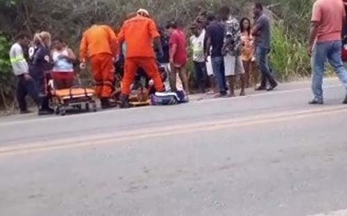 Ciclistas ficam feridos após atropelamento por trator em Branquinha