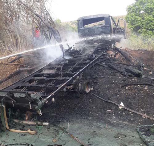 Caminhão sai da pista bate em ribanceira e pega fogo na BR-104 na zona rural de Branquinha