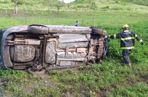 Veículo atropela duas pessoas, capota e cai em barranco na BR 104