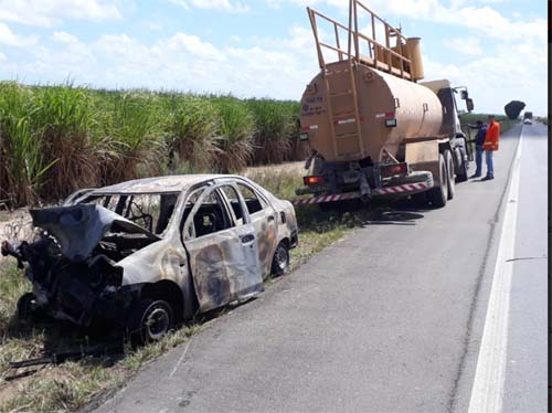 Colisão frontal entre veículos deixa pessoas feridas e carro incendiado na BR-101; vídeo