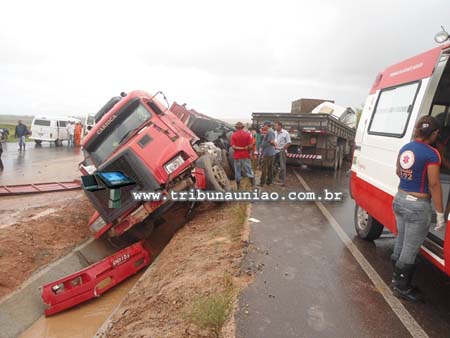 Carreteiro envolvido no acidente com três carretas morre em Porto Real do Colégio 