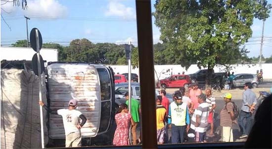 Caminhão tomba em Maceió e motorista fica preso na cabine