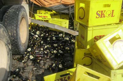 Motorista perde controle e carreta tomba na BR 101, em Flexeiras 