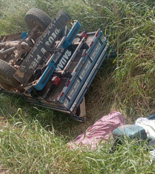 Caminhão capota em Igreja Nova e causa a morte de mulher que retornava de feira