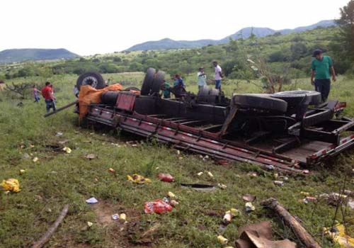 Caminhão carregado com cerveja capota e deixa três mortos na AL-220 