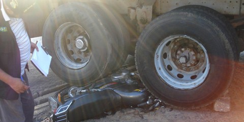 Motociclista morre após colidir com carreta na BR-101 em Teotonio Vilela 