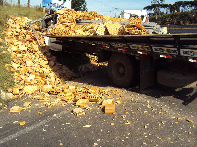 Colisão entre caminhões deixa um morto e três feridos em Teotônio Vilela 