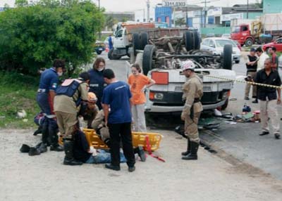 Caminhão carregado com cilindros de nitrogênio capota na Via Expressa