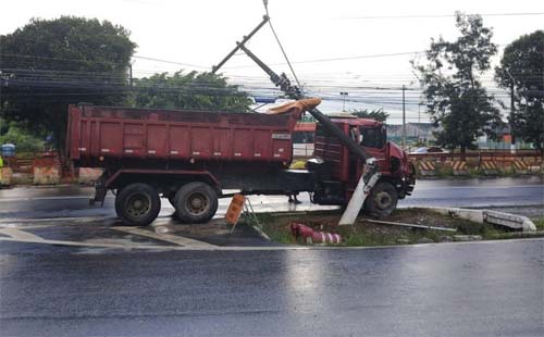 Motorista de caminhão bate e derruba poste após ser fechado por outro veículo na Durval de Góes Monteiro