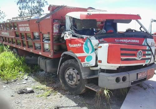 Colisão entre caminhões deixa um morto e um ferido na BR-101 em AL