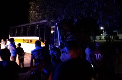 Três pessoas morrem em colisão entre ônibus e árvore na AL-220, em Campo Alegre