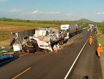 Dois motoristas morrem em acidente envolvendo uma carreta e um caminhão