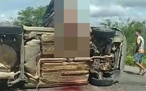 Carro capota em trecho da BR-316, homem morre e fica pendurado