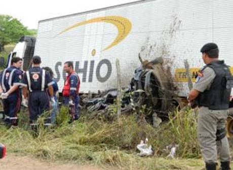 Colisão entre carro e carreta deixa dois mortos em Arapiraca