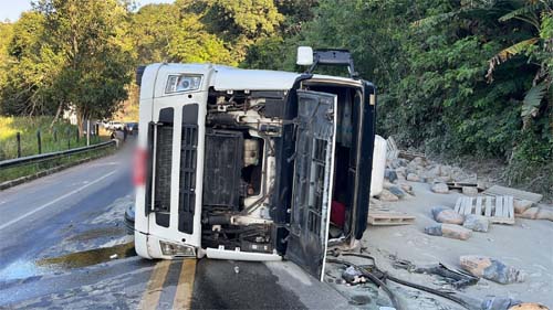Motorista fica ferido após tombamento de carreta em Atalaia