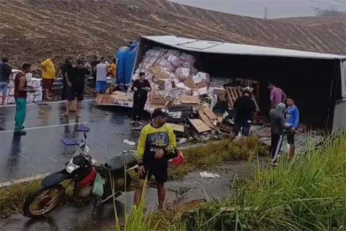 Colisão e Capotagem de Caminhão de Frutas na BR-101 em Alagoas Não Causam Feridos