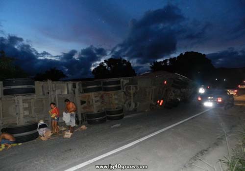 Carreta com produtos de limpeza tomba na BR-104 em Joaquim Gomes