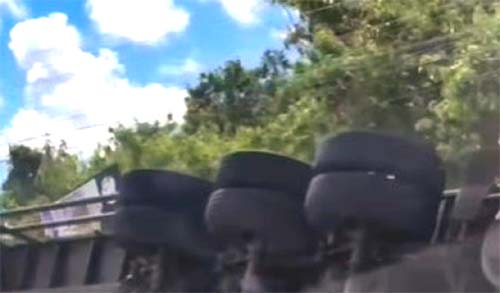 Motorista perde controle de carreta e tomba no distrito industrial em Marechal Deodoro