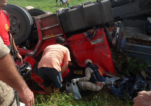 Motorista perde controle e carreta tomba na Serra das Espias