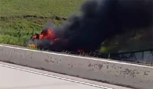 Carreta pega fogo após tombar na BR-101 em Messias