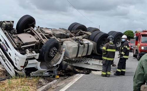 Carreta carregada de pó de cerâmica capota e deixa homem ferido