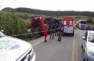 Carreta tomba na BR 101 e motorista fica preso as ferragens