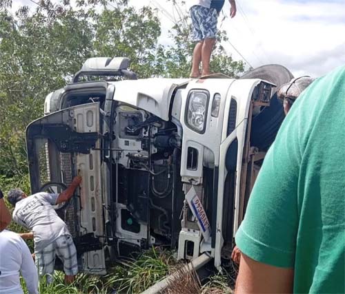 Tombamento de carreta deixa motorista morto em trecho da rodovia BR-101