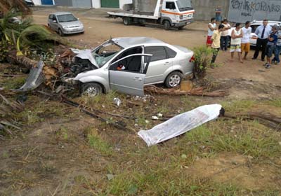 Veículo atinge carroça na Via Expressa e mata duas pessoas