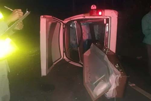 Carro de funerária capota na zona rural de Arapiraca e caixão cai na pista