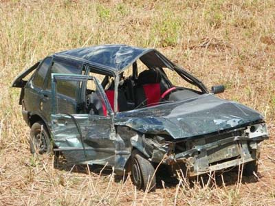 Acidente entre carro e moto deixa um morto e quatro feridos