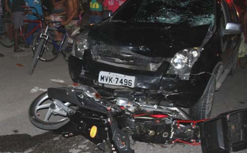 Carro arrasta motoneta e deixa duas pessoas feridas no Dique Estrada