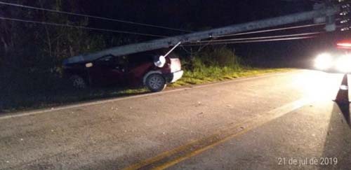 Carro bate em poste e é eletrocutado em Porto de Pedras, litoral norte de Alagoas