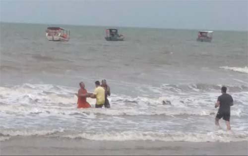 Catamarã naufraga e duas turistas morrem em Maragogi